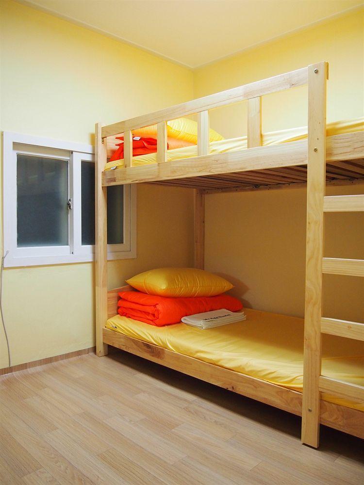 710 Guesthouse Yellow Busan Ngoại thất bức ảnh